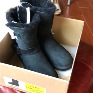 Black fur boots 6 nwt/box Kirkland